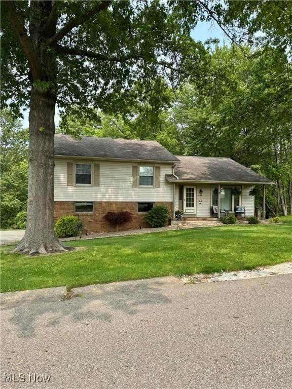 646 Ridgewood Dr, Coshocton, OH 43812 - tri-level home with a front lawn and a porch