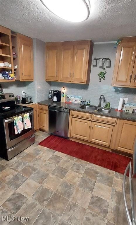 550 E Pleasant Valley Rd, Seven Hills, OH 44131 - kitchen with appliances with stainless steel finishes, a sink, a textured ceiling, dark countertops, and backsplash