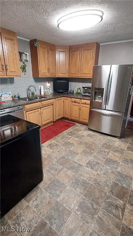 550 E Pleasant Valley Rd, Seven Hills, OH 44131 - kitchen featuring stainless steel fridge with ice dispenser, a sink, a textured ceiling, and backsplash