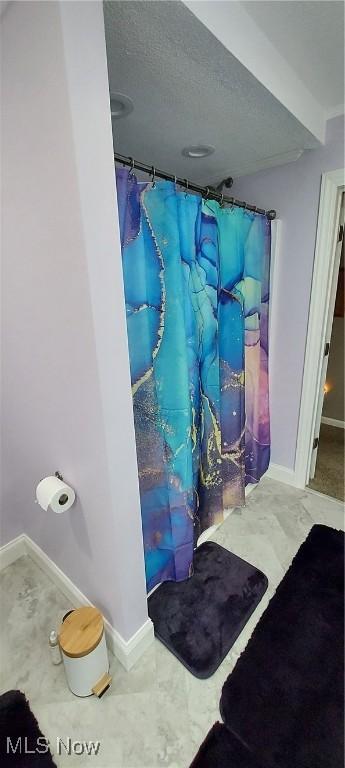 550 E Pleasant Valley Rd, Seven Hills, OH 44131 - full bath with baseboards, a textured ceiling, and curtained shower