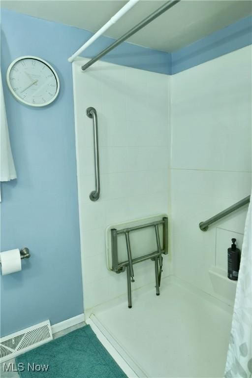 377 Henn Hyde Rd NE, Warren, OH 44484 - full bathroom featuring a shower with curtain and baseboards
