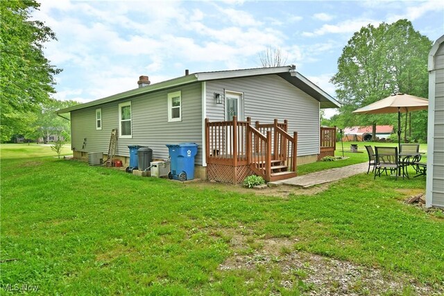 377 Henn Hyde Rd NE, Warren, OH 44484 - back of property with a yard and a chimney