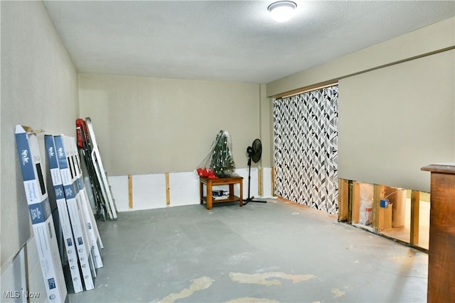 377 Henn Hyde Rd NE, Warren, OH 44484 - empty room with concrete floors