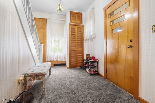 917 Park Ave SW, Canton, OH 44706 - carpeted foyer with wallpapered walls