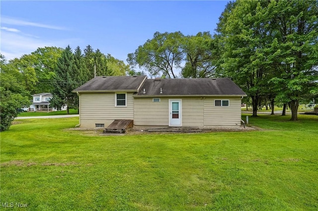 890 E Liberty St, Hubbard, OH 44425 - back of property featuring a yard