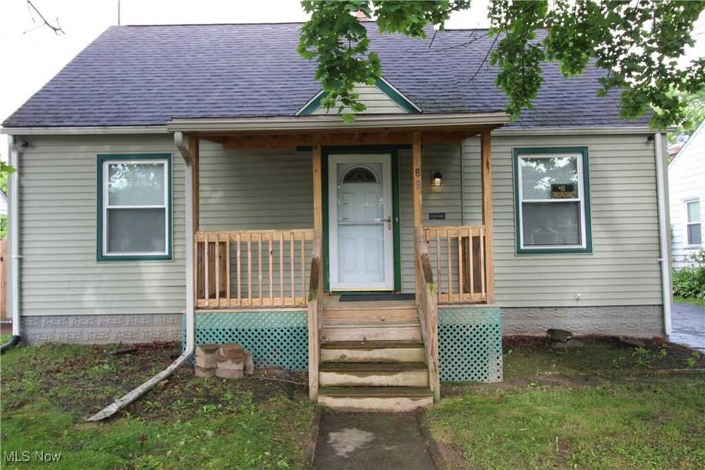 789 Meadowbrook Ave SE, Warren, OH 44484 - bungalow featuring covered porch and a shingled roof