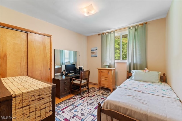 4937 Stevens Rd, Akron, OH 44319 - bedroom featuring light wood-style floors, a closet, and an office area