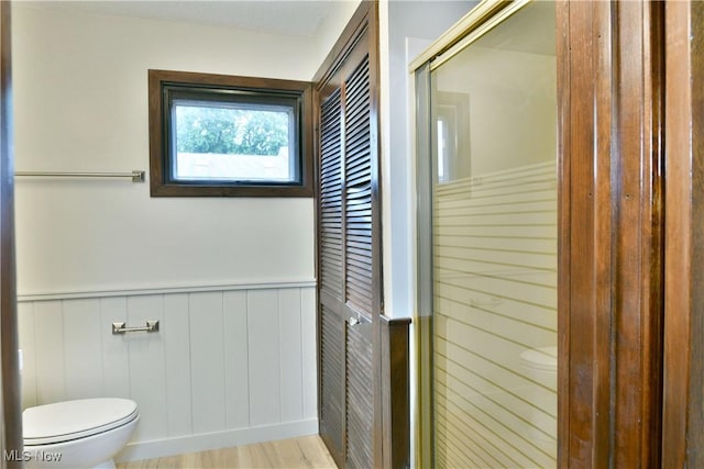 8848 King Graves Rd NE, Warren, OH 44484 - full bathroom featuring toilet, wainscoting, and a shower with shower door