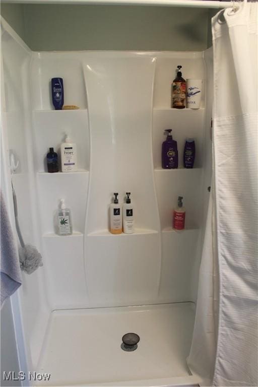 230 Rivercrest Dr, Coshocton, OH 43812 - bathroom with curtained shower