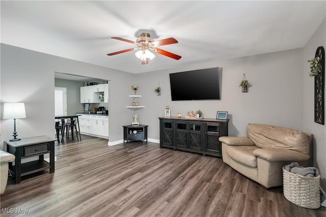 8457 Deer Crk NE, Warren, OH 44484 - living room featuring a ceiling fan, wood finished floors, and baseboards
