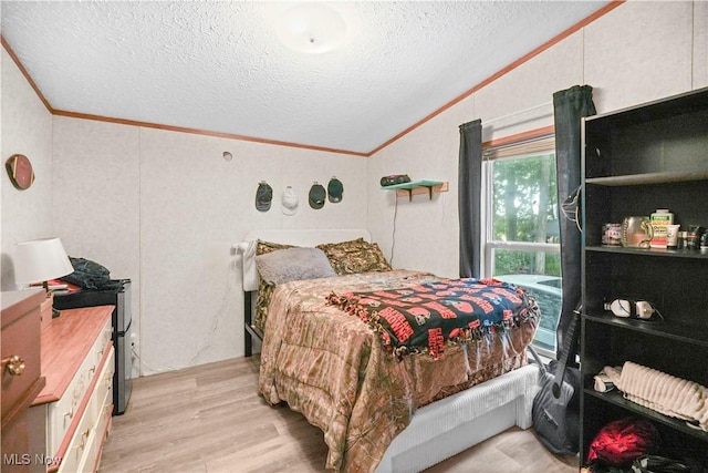 3764 US Highway 224 E Lot 92, Greenwich, OH 44837 - bedroom featuring vaulted ceiling, a textured ceiling, crown molding, and light wood-type flooring
