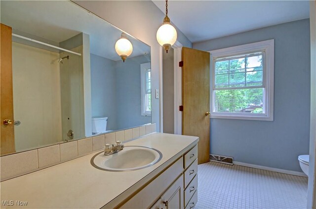 29590 Broxbourne Rd, North Olmsted, OH 44070 - full bathroom featuring toilet, vanity, a shower, baseboards, and tile patterned floors