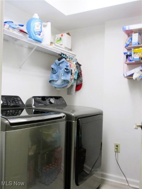 23002 Chandlers Ln Unit 101, Olmsted Falls, OH 44138 - laundry room featuring washing machine and clothes dryer