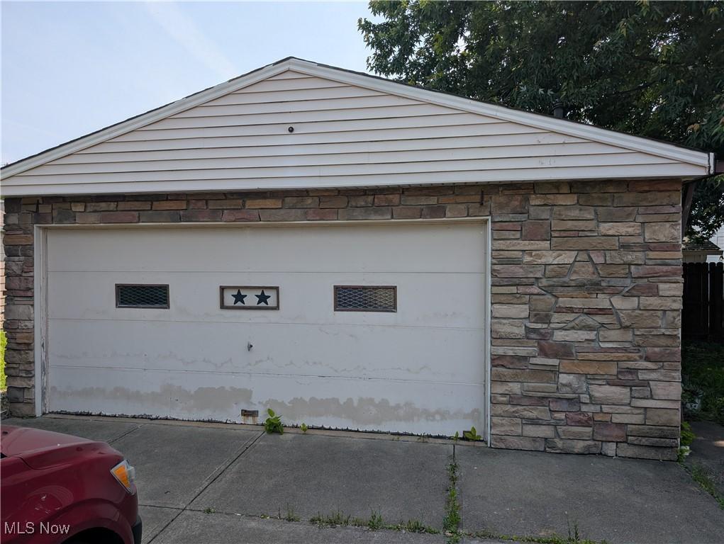 1009 E 347th St, Eastlake, OH 44095 - view of garage
