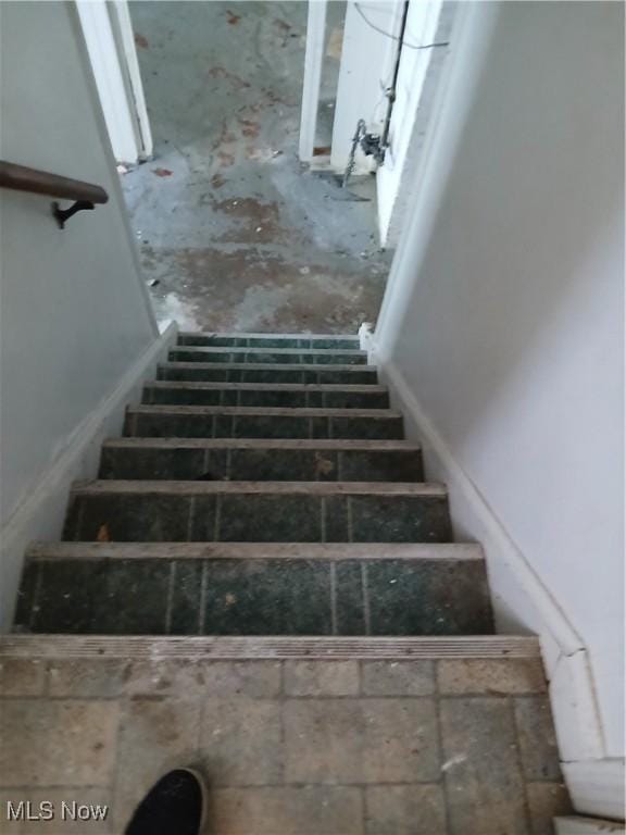 230 E 211th St, Euclid, OH 44123 - view of stairway