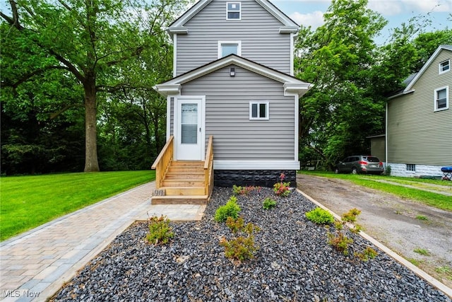 90 Frank St, Struthers, OH 44471 - view of front of home with entry steps and a front yard