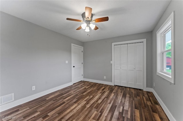 3371 Padanarum Rd, Geneva, OH 44041 - unfurnished bedroom featuring dark wood-type flooring, baseboards, a closet, and a ceiling fan
