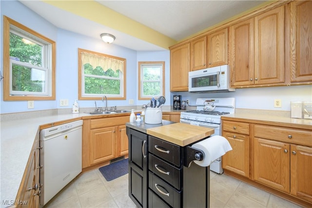 536 Silver Creek Dr, Doylestown, OH 44230 - kitchen featuring white appliances, a sink, plenty of natural light, and dark cabinets