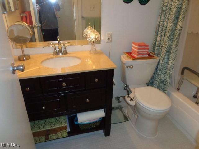 16395 Heather Ln Unit 201, Middleburg Heights, OH 44130 - bathroom with vanity, toilet, and shower / tub combo