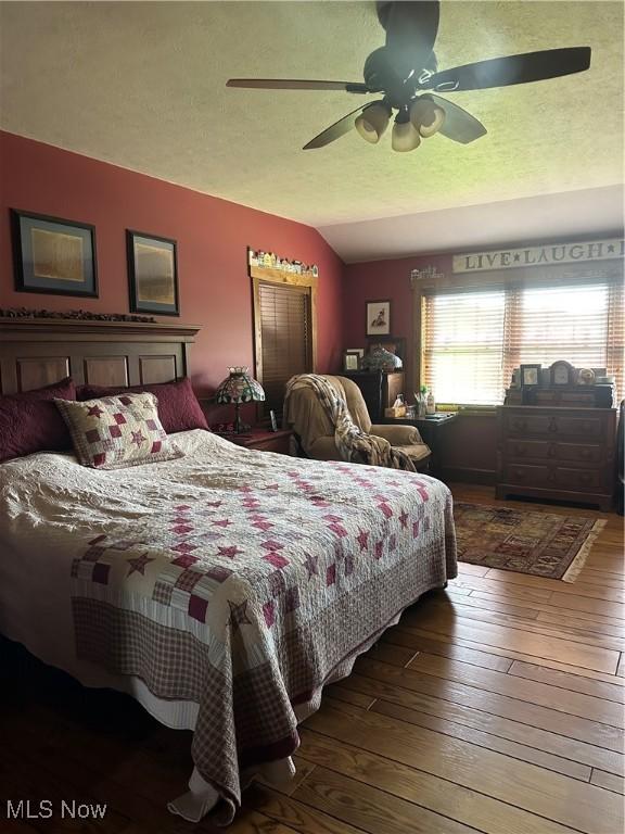51001 Run Rd, Beallsville, OH 43716 - bedroom with vaulted ceiling, hardwood / wood-style flooring, a ceiling fan, and a textured ceiling