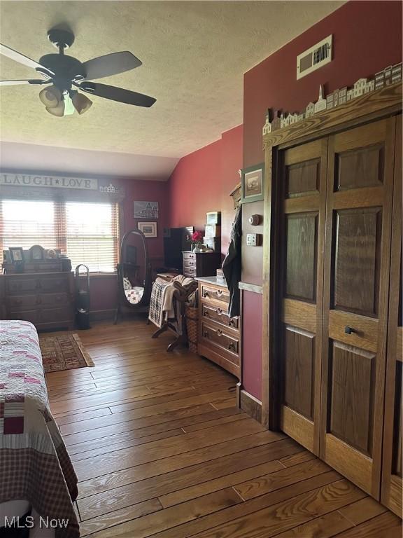 51001 Run Rd, Beallsville, OH 43716 - bedroom featuring dark wood finished floors, a textured ceiling, lofted ceiling, and a ceiling fan