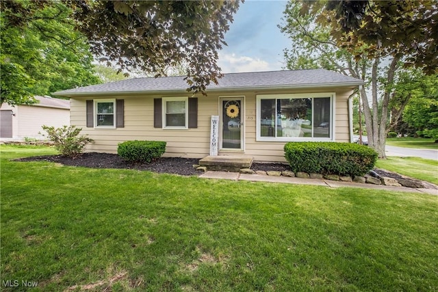 715 Locust St S, Canal Fulton, OH 44614 - single story home featuring a front lawn