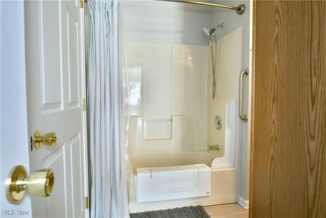 100 Turnberry Ct NE, Warren, OH 44484 - full bathroom featuring shower / bath combination with curtain and wood finished floors