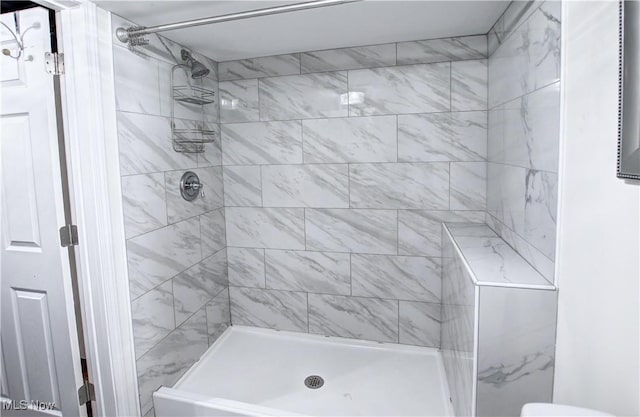 2577 Idlewood Rd, Cleveland Heights, OH 44118 - bathroom featuring tiled shower and toilet