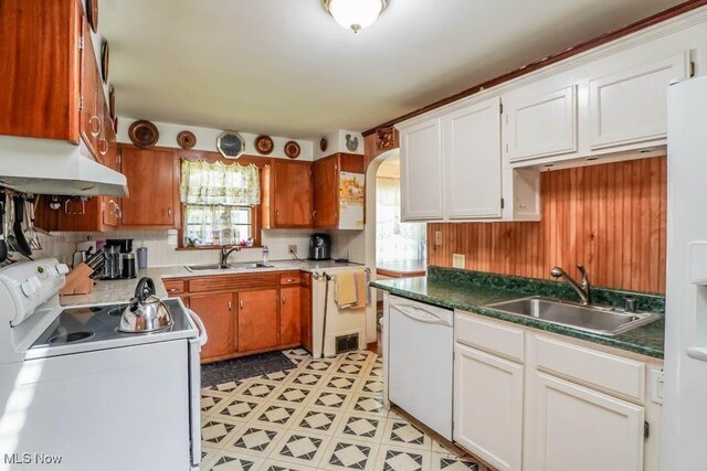 5920 Renninger Rd, New Franklin, OH 44319 - kitchen featuring white appliances, under cabinet range hood, a sink, and arched walkways
