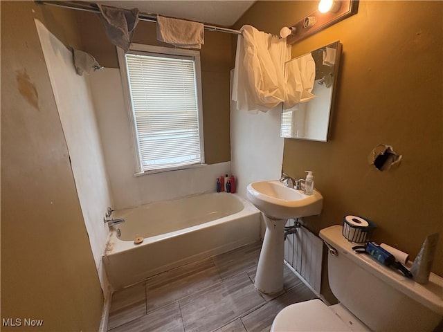 4154 E 153rd St, Cleveland, OH 44128 - full bathroom with toilet and shower / bathtub combination