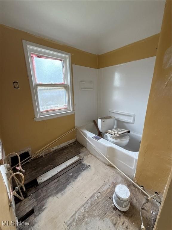 3833 E 144th St, Cleveland, OH 44128 - bathroom with a bathtub