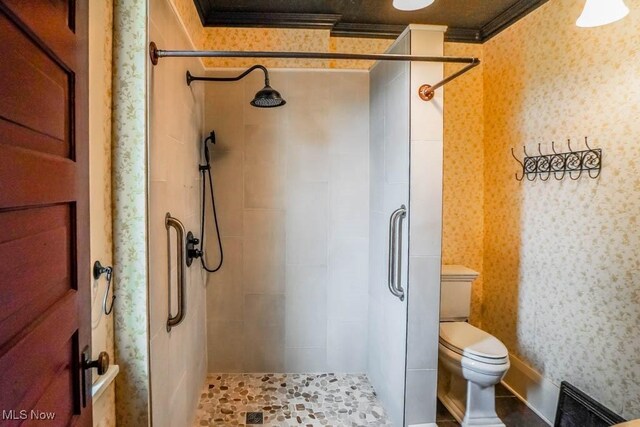 490 N Main St, Magnolia, OH 44643 - full bath with wallpapered walls, ornamental molding, tiled shower, and toilet