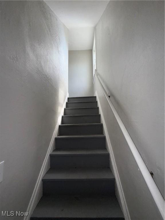 15002 Kingsford Ave, Cleveland, OH 44128 - view of stairway