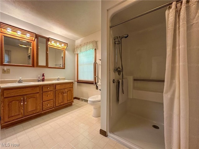 195 Fairlawn Ave, Niles, OH 44446 - full bathroom featuring a shower with curtain, toilet, baseboards, double vanity, and a textured ceiling