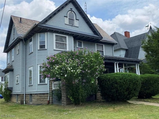 688 Mahoning Ave NW, Warren, OH 44483 - rear view of property with a lawn