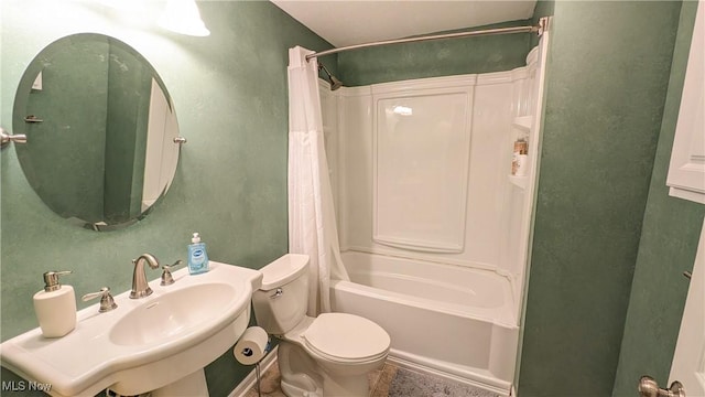 813 Buckeye Ln, Sandusky, OH 44870 - full bath featuring toilet, shower / bath combo, and a sink