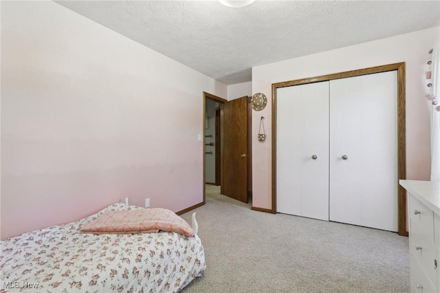 4610 Briarcliff Trl, Copley, OH 44321 - bedroom with light colored carpet, a closet, a textured ceiling, and baseboards