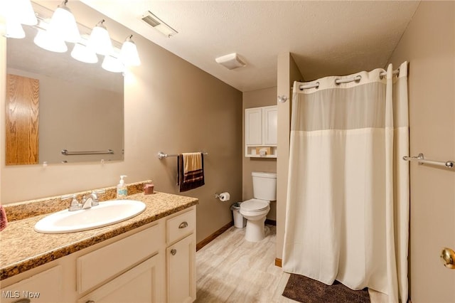 8921 Auburn Rd, Chardon, OH 44024 - full bath featuring toilet, vanity, wood finished floors, a shower with shower curtain, and a textured ceiling