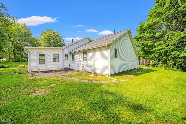 7410 Fieldstone Ave, Conneaut, OH 44030 - rear view of house with a yard