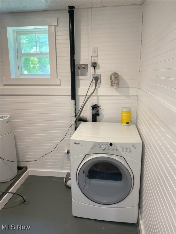 4244 Hensel Dr SW, Carrollton, OH 44615 - laundry area featuring washer / dryer