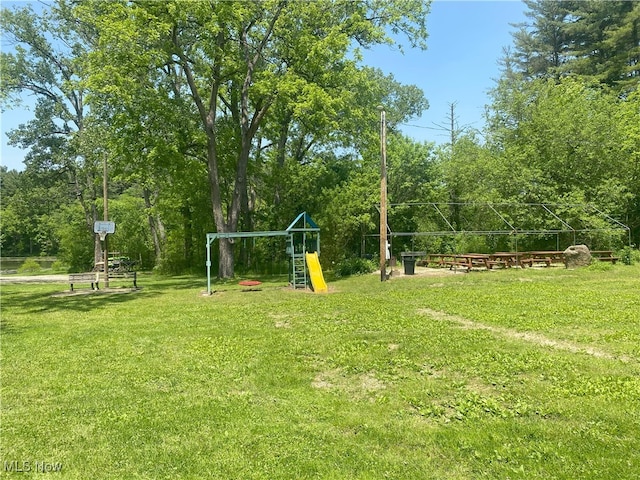 4244 Hensel Dr SW, Carrollton, OH 44615 - surrounding community with a playground and a lawn