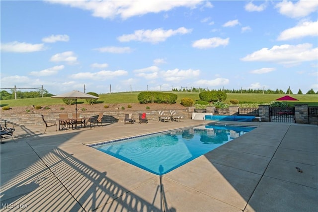 9627 State Route 152, Richmond, OH 43944 - swimming pool with a patio