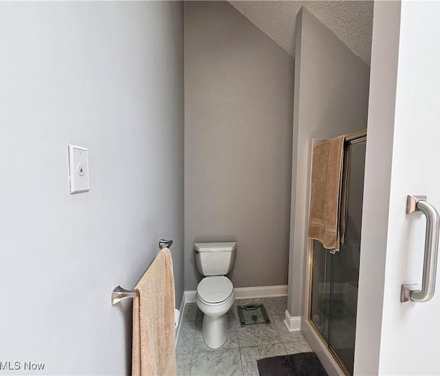 6671 Queens Way N, Royalton, OH 44133 - full bath featuring toilet, a stall shower, a textured ceiling, baseboards, and vaulted ceiling