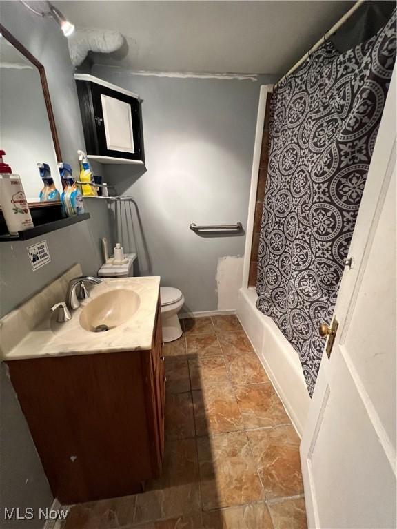 3524 E 139th St, Cleveland, OH 44120 - full bath with vanity, toilet, shower / tub combo with curtain, and baseboards