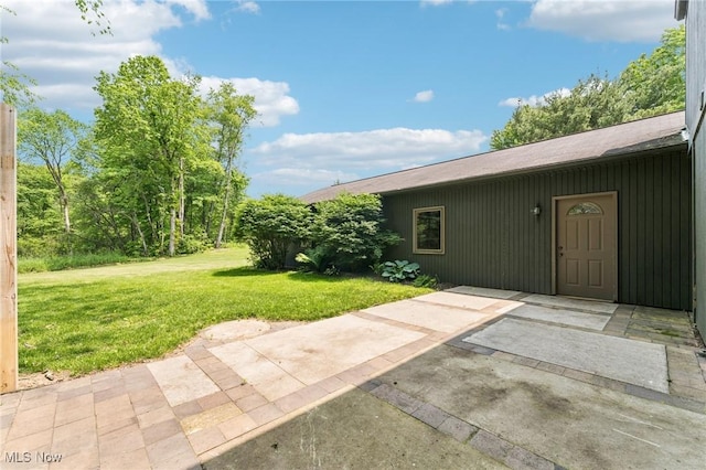 43628 Crestview Rd, Columbiana, OH 44408 - entrance to property with a lawn