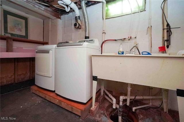 18373 Bentwood Dr, Doylestown, OH 44230 - washroom featuring separate washer and dryer