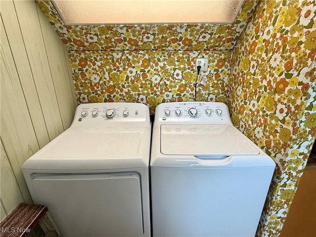 904 Donegal Dr W, Follansbee, WV 26037 - laundry room featuring washing machine and clothes dryer and wallpapered walls