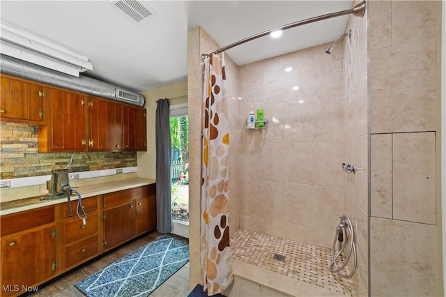 177 N Park Dr, Aurora, OH 44202 - bathroom featuring tiled shower, tasteful backsplash, and vanity