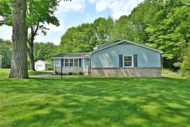 6739 Stewart Sharon Rd, Brookfield, OH 44403 - ranch-style home with brick siding, a detached garage, and a front yard