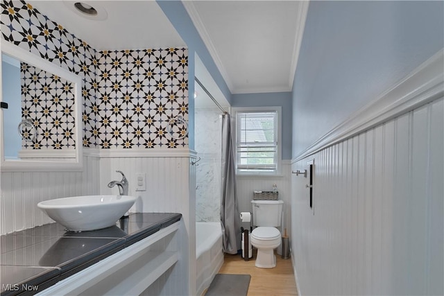 1094 Jessie Ave, Kent, OH 44240 - bathroom with a wainscoted wall, ornamental molding, shower / bath combo, toilet, and wood finished floors